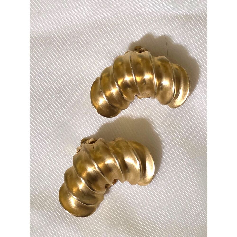 Vintage Clara Studio Inc Signed Gold Tone Ribbed Shrimp Clip On Earrings